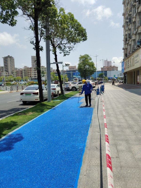 深圳宝安区蓝色透水混凝土面层保护剂喷涂完成，顺利收工！