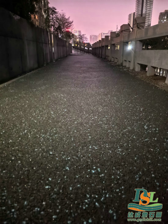 夜光石透水混凝土路面施工